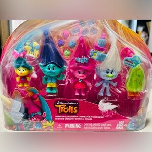 TROLLS 5 DOLL
CORONATION
CELEBRATION PACK
DREAMWORKS